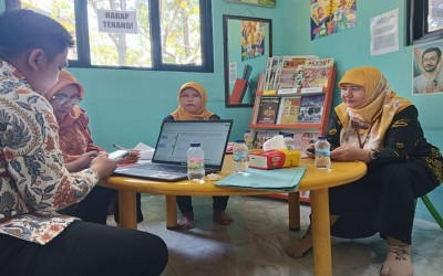 Membaca Di Perpustakaan